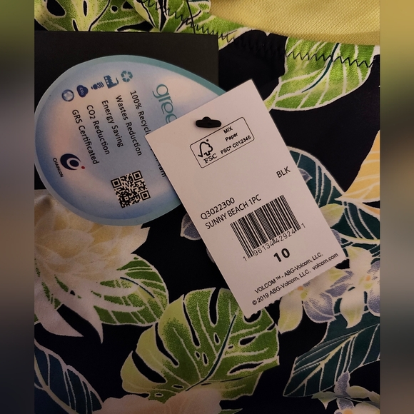 NWT VOLCOM Girls Sunny Beach One Piece Swim Black Tropical Floral 10 - Picture 5 of 5